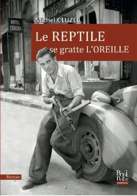 Le reptile se gratte l’oreille